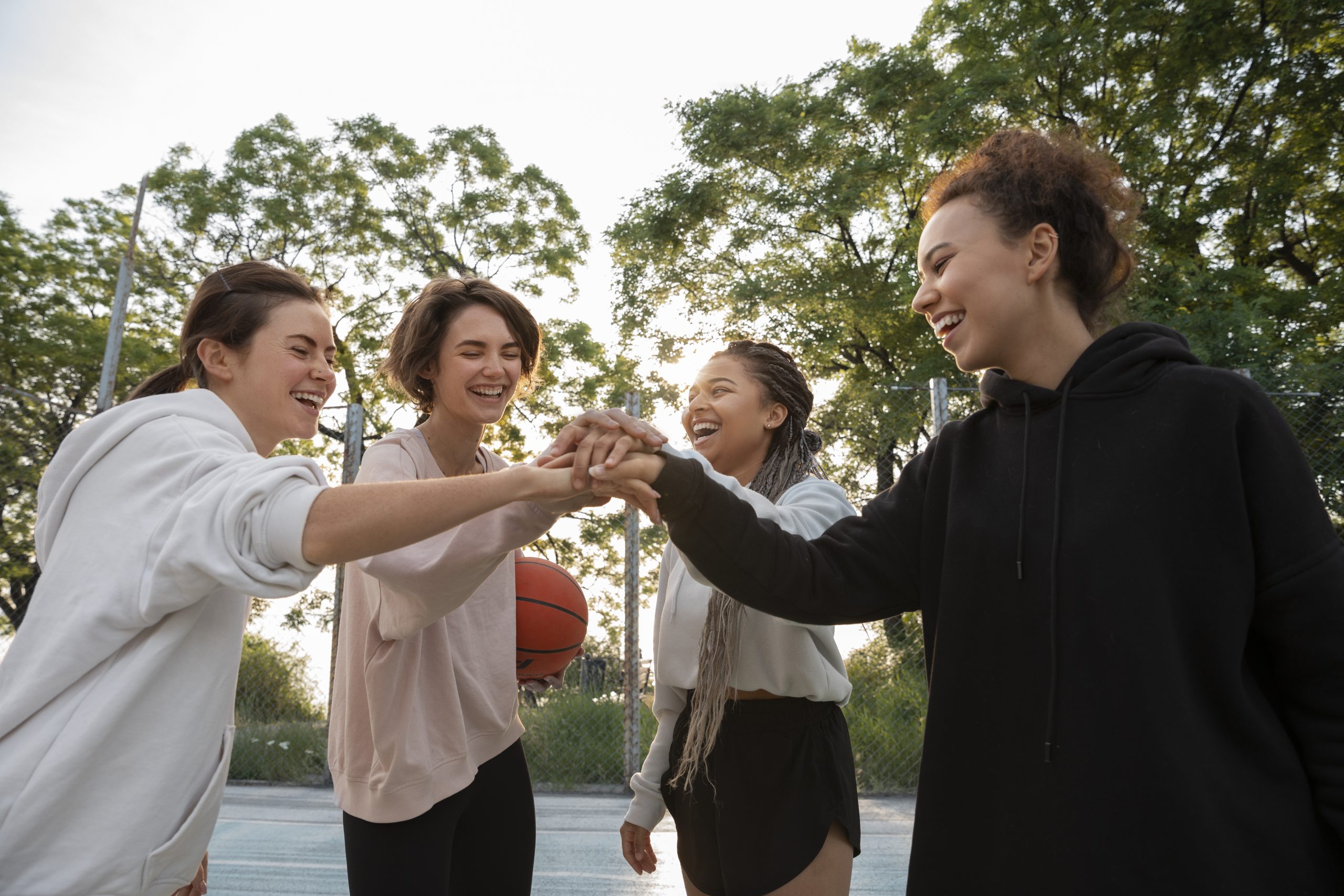 Hoạt động nhóm ngoài trời giúp teen tự tin và gắn kết bạn bè.