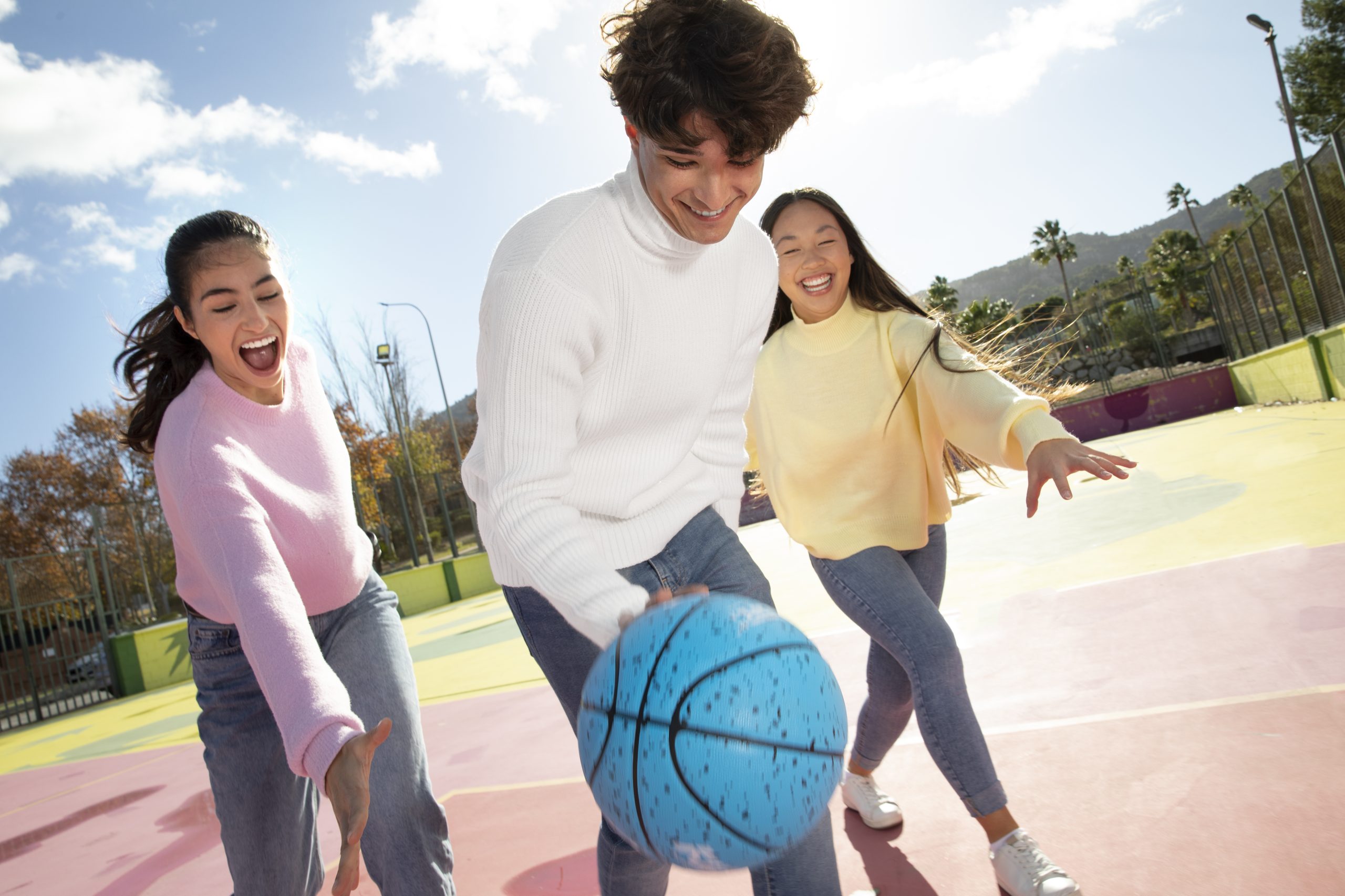 Thể thao ngoài trời giúp teen giảm stress, giữ tinh thần lạc quan.